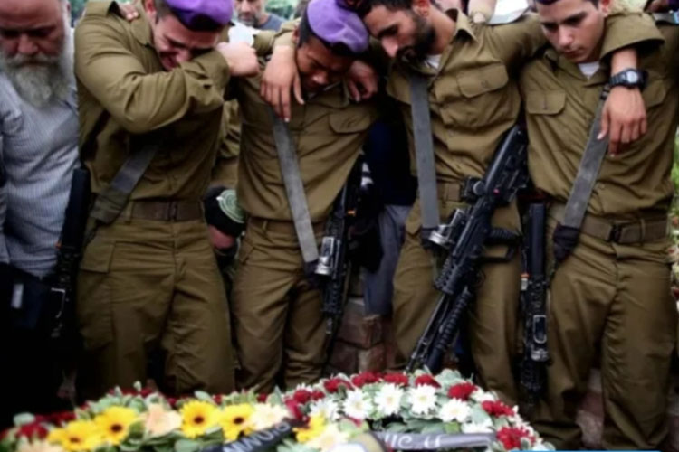 Para tentara Israel mengucapkan selamat tinggal kepada rekannya yang dibunuh oleh pejuang perlawanan Palestina yang hanya menargetkan tentara pendudukan. (FOTO: Al Jazeera)