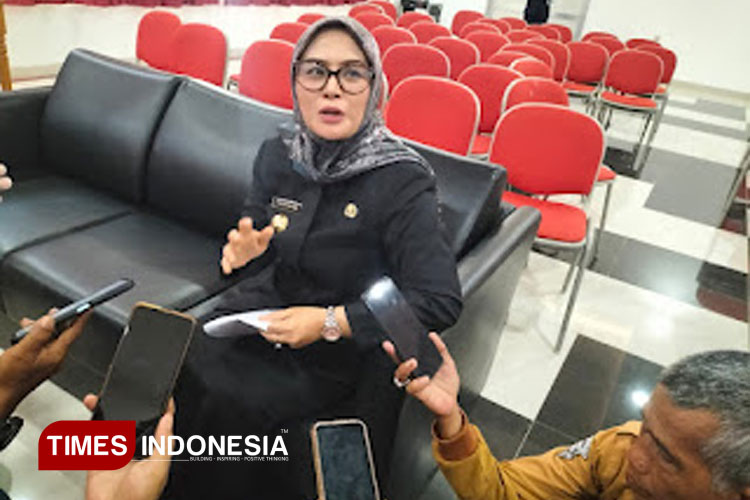 Bupati Pangandaran Citra Pitriyami saat diwawancara usai sosialisasi program pendidikan dan kesehatan melesat di Aula Setda Pangandaran. (Foto: Acep Rifki Padilah/TIMES Indonesia)