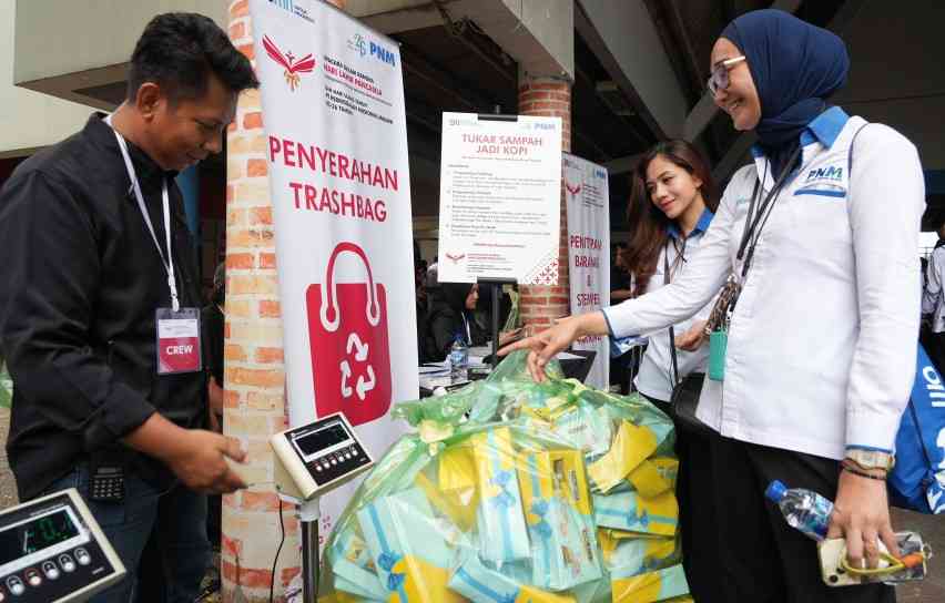 PNM menggelar aksi bersih-bersih di GOR Soemantri Brodjonegoro, Kuningan, Jakarta, pada Minggu (1/6/2025). (Foto: PNM)