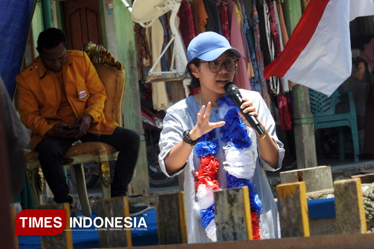 Bupati Pulau Taliabu Sashabila Mus saat berkunjung di Desa Jorjoga, Pulau Taliabu. (Foto: Husen Hamid TIMES Indonesia)