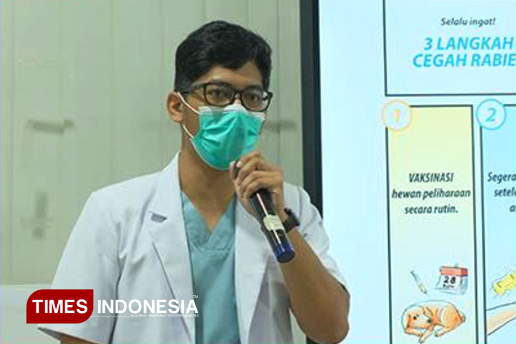 Dokter umum RSUD Pandega Pangandaran dr. Himawan Widyatmiko saat menjelaskan bahaya rabies di Ruang Tunggu RSUD Pandega. (FOTO: Acep Rifki Padilah/TIMES Indonesia)