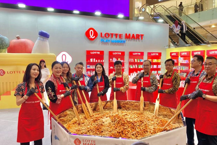 (Ki-Ka) Ms Lili Mulyadi; Ms Ivy Wong; Ms Angela; Mr Aliang Tan; Ms Kim Hye Young; Mr Song Yang Hyun; Mr Kim Tae Hoon; Mr Jin Joo-tae; Mr Lee Seunghoon; Mr Kim Moon Soo. (FOTO: dok. LOTTE Mart)