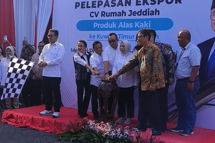 Nasabah Binaan Bank Jatim, CV Rumah Jeddiah Sukses Ekspor 8 Ribu Pasang Alas Kaki