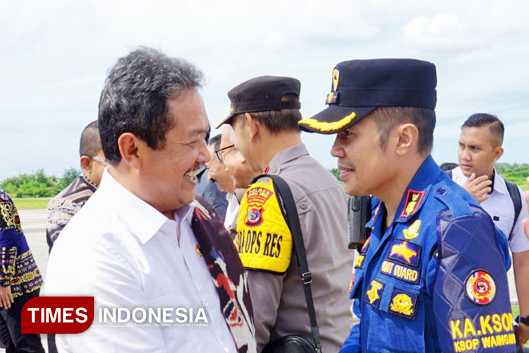 Menteri KP RI Sakti Wahyu Trenggono saat berjabat tangan dengan Kepala KSOP Waingapu Fadly Afand Djafar.(FOTO:Habibudin/TIMES Indonesia)