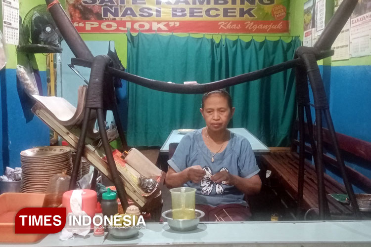 Ibu Sulastri dengan tungku jualan Nasi Becek yang sudah bertahan lebih dari 5 dekade, Jumat (19/5/2025). (Foto: Setya Tri We Nardhy/TIMES Indonesia)