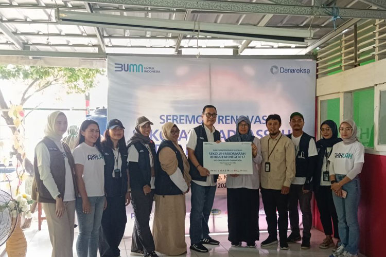 PT. Danareksa atau Holding BUMN Danareksa menyerahkan bantuan yang diterima oleh pihak sekolah Madrasah Ibtidaiyah negeri 17 Kepulauan Seribu Jakarta, Selasa (2/6/2025).(Dok.LMI)