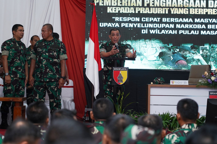 Amankan 43 Kg Sabu, Tiga Prajurit Masalembu Diganjar Penghargaan oleh Pangdam Brawijaya