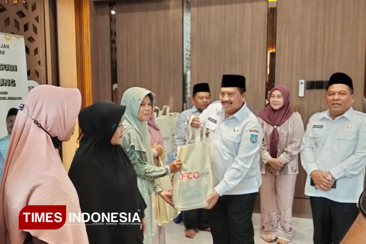 Guru TPQ di Jombang Full Senyum saat Terima Sedekah Dzulhijjah dari Keluarga Bupati