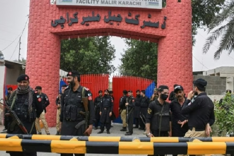 Polisi dan tentara paramiliter berjaga di luar penjara Malir tempat lebih dari 200 narapidana melarikan diri semalam, di Karachi, Pakistan, pada 3 Juni 2025 (FOTO: Al Jazeera/AP)