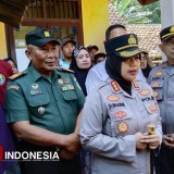 Kapolresta Cirebon Kunjungi Keluarga Korban Longsor Gunung Kuda di Majalengka