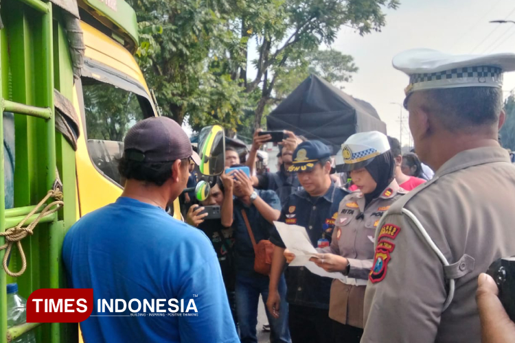 Satlantas Polres Jombang Gencarkan Operasi Zero ODOL, Truk Overload Kena Tegur