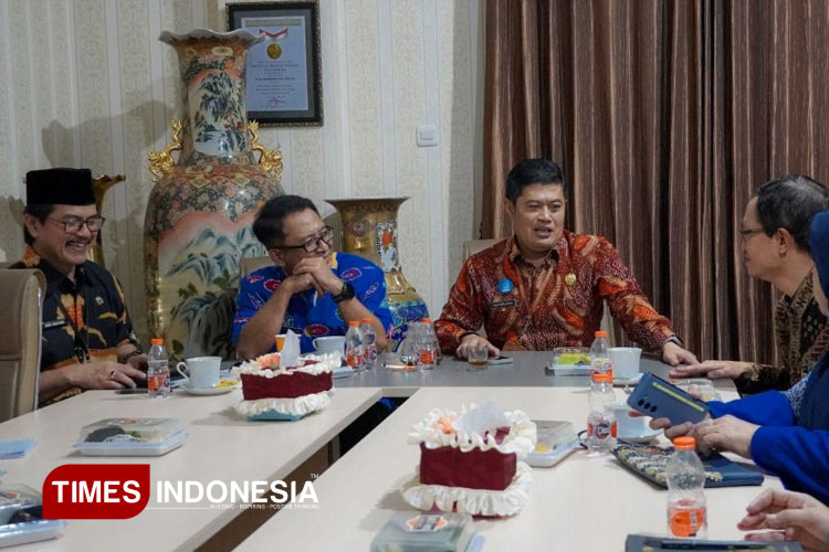 Kepala Dinas Pendidikan Kota Malang Suwarjana membahas penyusunan modul ajar pajak bersama dengan perwakilan dari Direktorat Jenderal Pajak. (FOTO: AJP TIMES Indonesia)