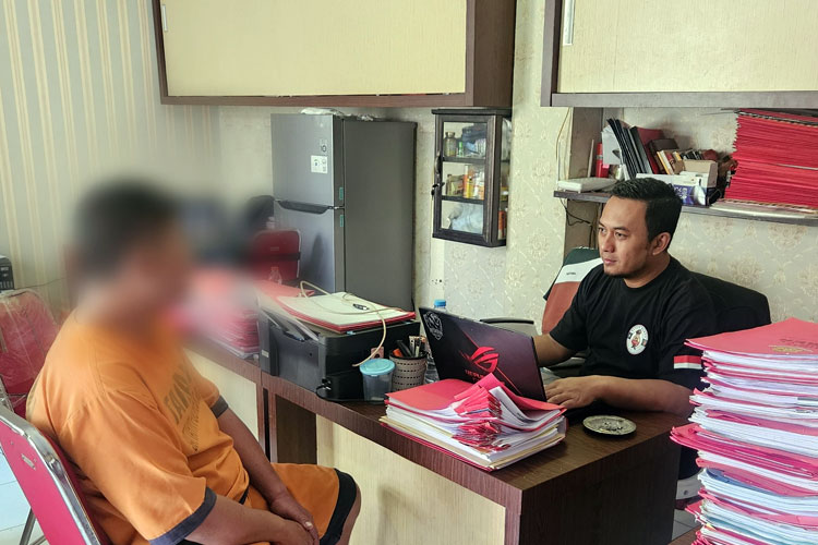 Tersangka pelaku penipuan modus toko bangunan fiktif saat diperiksa petugas Unit VI Siber Satreskrim Polres Malang, pada Selasa (3/6/2025). (Foto: Humas Polres)