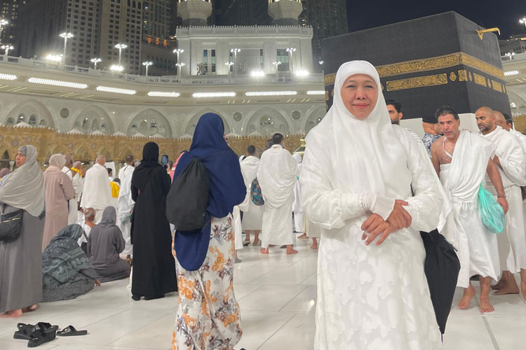 Gubernur Khofifah saat menjalankan ibadah haji atas undangan Raja Salman di Makkah, Rabu (4/6/2025) waktu setempat. (FOTO: Dok. Humas Pemprov Jatim)