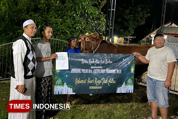 Kapolri Sumbang Sapi Kurban ke Ponpes di Bondowoso, Dagingnya Dibagikan ke 200 KK