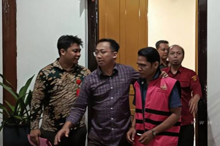 Proses penangkapan M Muchlison oleh Kejari Blitar. (Foto: Istimewa)