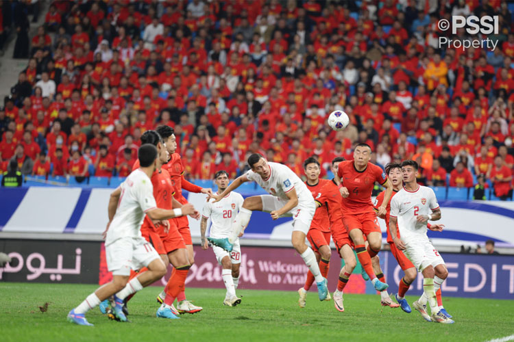 Kapten Timnas Indonesia Jay Idzes menyundul bola di tengah kepungan pemain China dalam laga kualifikasi Piala Dunia 2026. Indonesia akan menjamu China, Kamis (5/6/2025) besok. (Foto: PSSI)