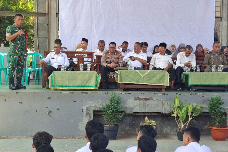 Personel TNI dari Kodim 0617 Majalengka Gencarkan Sosialisasi Jam Malam bagi Pelajar
