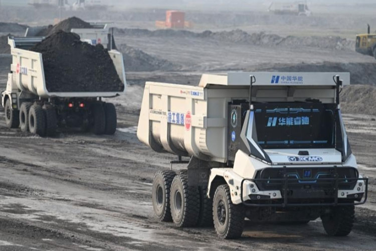 China Operasikan Ratusan Truk Pertambangan Tanpa Sopir