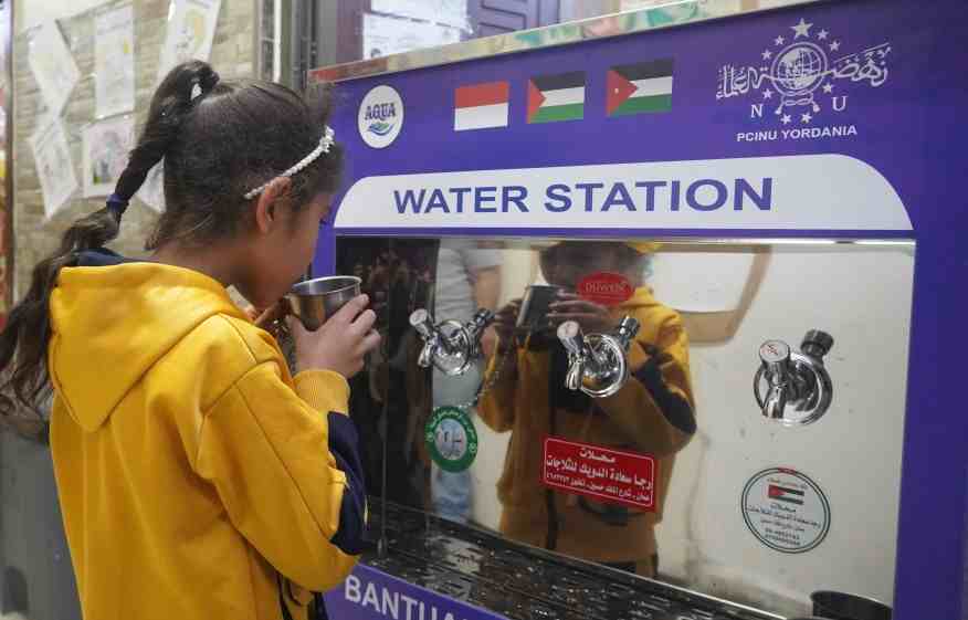 Water Station bantuan AQUA di perbatasan Yordania - Palestina untuk pengungsi Gaza. (Foto: PCINU Yordania)