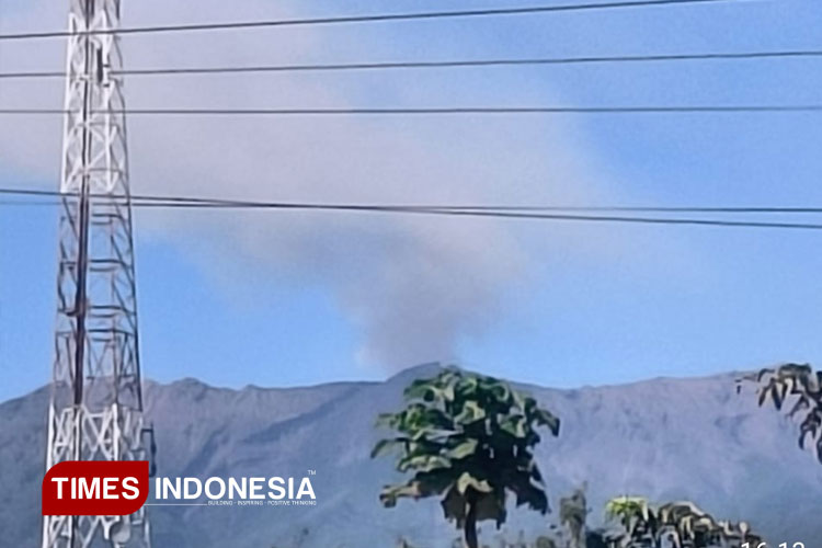Gunung Raung yang berlokasi di Kecamatan Sumberwringin Bondowoso mengalami erupsi (Foto: Ari for TIMES Indonesia)