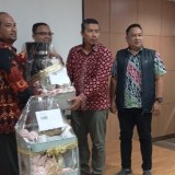 Inspektorat Kota Tasikmalaya Serahkan Barang Gratifikasi Hari Raya Wali Kota Tasikmalaya kepada KPK