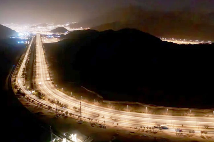 Instalasi penerangan menuju padang Arafah yang ditata dengan cermat oleh tim pemerintah kota Mekkah. (FOTO: Saudi Press Agency)