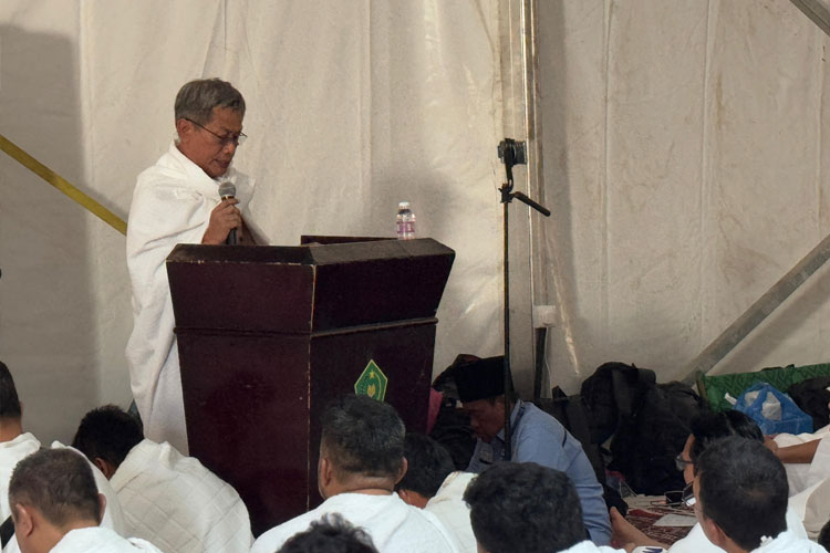 KH Ahmad Said Asrori saat meyampaikan khutbah wukuf Arafah di tenda utama Misi Haji Indonesia, Kamis (5/6/2025) yang menandai prosesi wukuf. (Foto: MCH 2025)