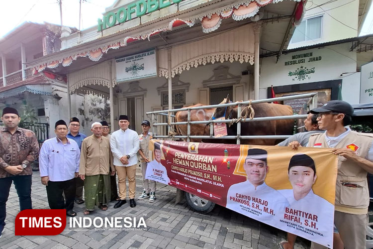 Jajaran Pengurus Partai Gerindra Surabaya menyerahkan hewan kurban 1 ekor sapi ke Kantor PCNU Kota Surabaya, Kamis (5/6/2025).(Foto: Lely Yuana/TIMES Indonesia)