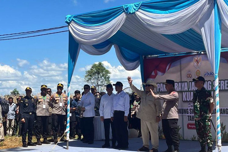 Prabowo Lepas Ekspor Jagung Bengkayang 1.200 Ton ke Malaysia