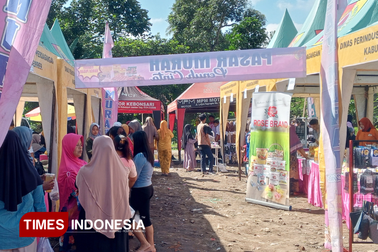 Pasar murah yang digelar pada penutupan program TMMD ke 124 dilapangan Garuda, desa Plalangan. (Foto : M. Abdul Basid / TIMES Indonesia)