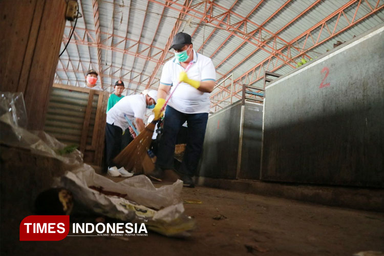 Hari Lingkungan Sedunia, Bupati Jombang Sapu Pasar Hingga Cek Harga Bahan Pokok