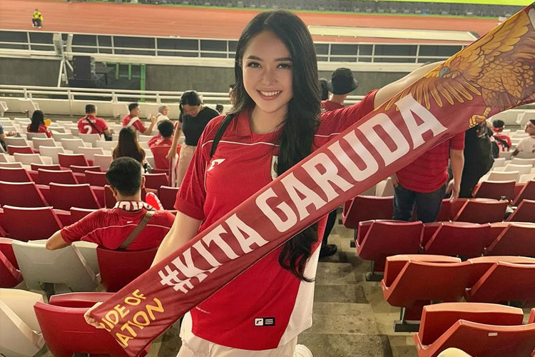 Puteri Indonesia Kalsel 2 2025, Antung Aulia Salsa Bella nonton timnas di GBK. (FOTO: Salsa for TIMES Indonesia)