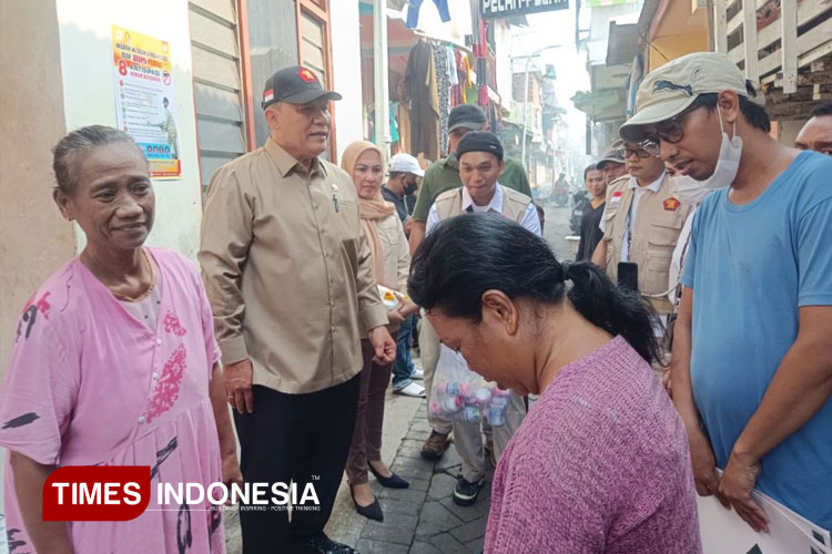 Bambang Haryo bersama Tim BHS Peduli mengawal langsung aksi fogging nyamuk demam berdarah di Krembangan Surabaya, Kamis (5/6/2025).(Foto : Lely Yuana/TIMES Indonesia)