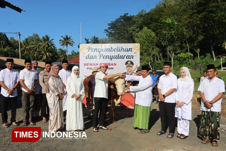 Kapolres Pacitan AKBP Ayub Diponegoro Azhar saat menyalurkan sapi dan kambing kurban untuk masyarakat usai salat Idul Adha di Masjid Al Althaf Sedeng (Foto: Yusuf Arifai/TIMES Indonesia)