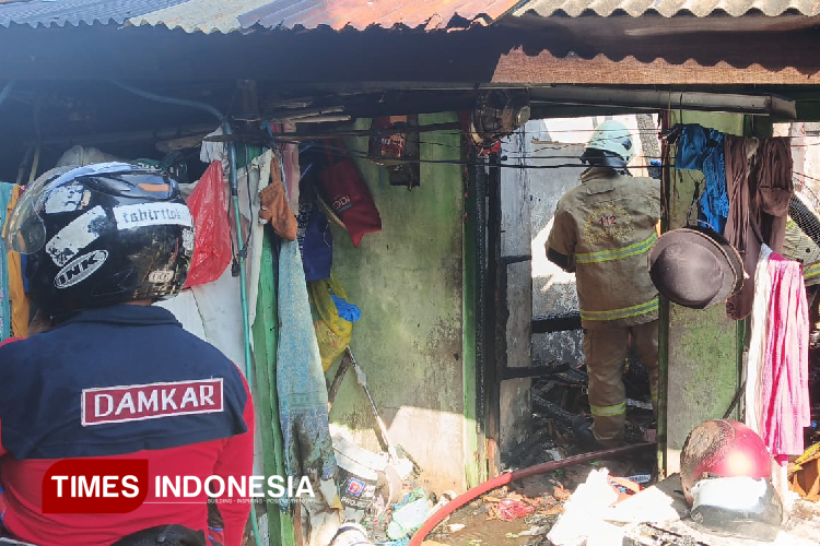 Petugas Damkar Surabaya melakukan pembasahan area rumah yang terbakar di Jalan Mastrip, Jumat (6/6/2025).(Foto: Hamida Soetadji/TIMES Indonesia)