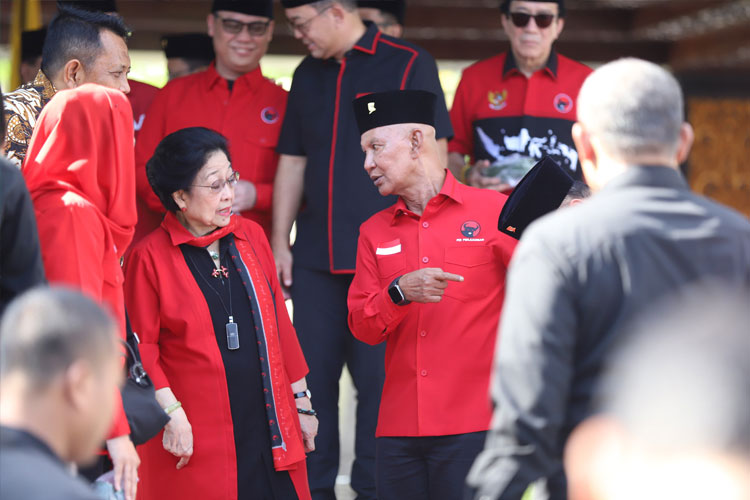 Megawati Ziarah ke Makam Bung Karno di Kota Blitar
