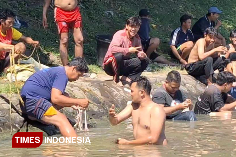 Warga terlihat masih membuang kotoran hewan kurban ke Sungai Kalimas, Jumat (6/6/2025).(Foto: Hamida Soetadji/TIMES Indonesia)