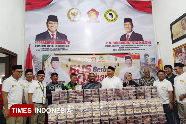 menyerahkan-secara-simbolis-paket-daging-kurban-kepada-warga-2.jpg