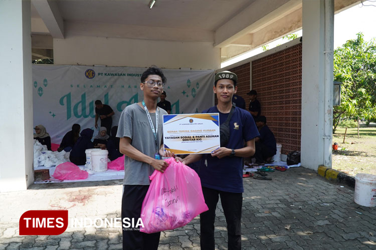 Warga sekitar Kawasan Industri Gresik saat menerima paket daging kurban (Foto: Akmal/TIMES Indonesia)