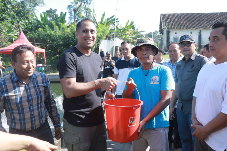 Kapolres Blitar Kota, AKBP Titus Yudho Uly saat panen ikan di lahan milik Polri yang terletak di Desa Bacem, Kecamatan Ponggok, Kabupaten Blitar. (FOTO: Humas Polda Jatim for TIMES Indonesia)