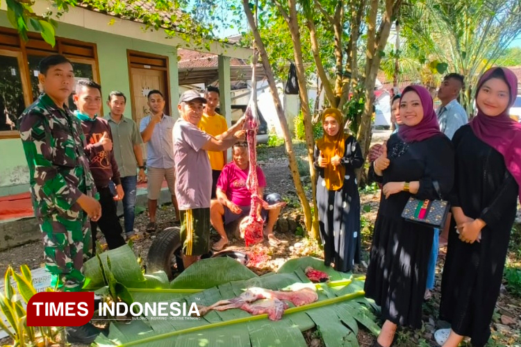 Proses pemotongan dan distribusi hewan kurban di Desa Mrawan Kecamatan Tapen Bondowoso menggunakan daun pisang (FOTO: Moh Bahri/TIMES Indonesia)
