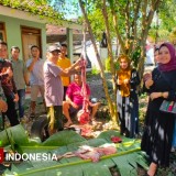Kurangi Sampah Plastik, Warga Bondowoso Gunakan Daun untuk Bungkus Daging Kurban
