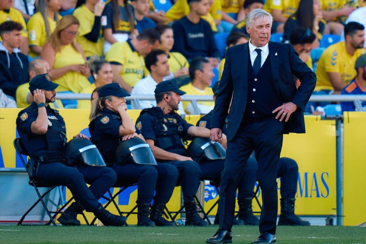 Carlo Ancelotti saat memimpin Timnas Brasil menghadapi Ekuador dilanjutan kualifikasi Piala Dunia 2026.