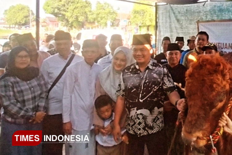 Bupati Tegal Serahkan Sapi 1,25 Ton dari Presiden Prabowo ke Desa Prupuk Selatan