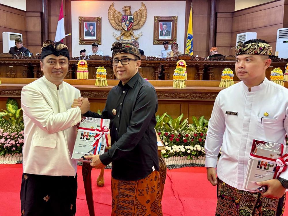 Walikota Denpasar, I Gusti Ngurah Jaya Negara saat menerima Laporan Hasil Pemeriksaan (LHP) atas Laporan Keuangan Pemerintah Daerah (LKPD) Pemkot Denpasar Tahun 2024. (Foto: istimewa)