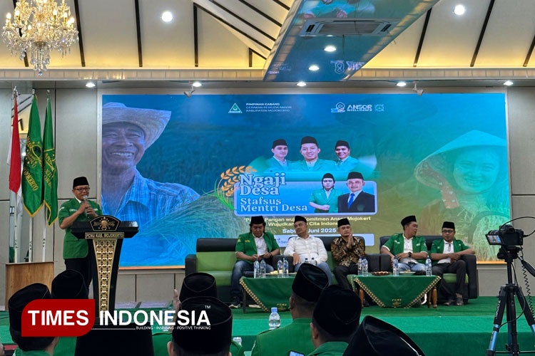 Staf Khusus Kementerian Desa dan PDT, Dr. H. M. Afif Zamroni, L.c., M.E.I., pada saat mengisi Ngaji Desa di Hall Nine Star, PCNU Kabupaten Mojokerto, Sabtu (7/6/2025) (Foto: Theo/TIMES Indonesia)