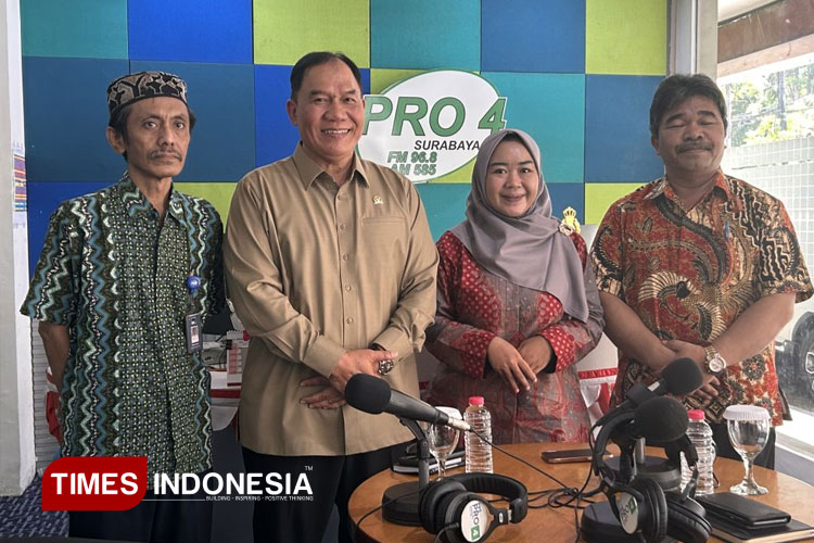 Anggota Komisi VII DPR RI Bambang Haryo Soekartono saat mengisi talkshow di RRI Surabaya, Kamis (5/6/2025).(Foto : Lely Yuana/TIMES Indonesia)
