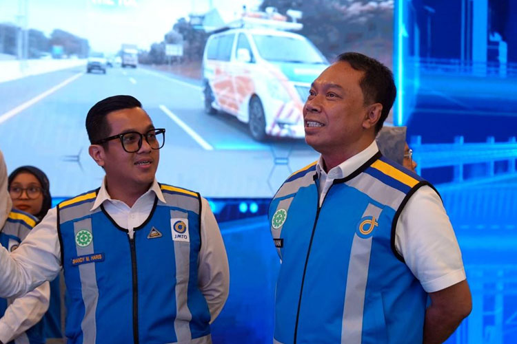 Dirut PT Jasa Marga Tbk Rivan Achmad Purwantono saat memantau lalulintas di Jasa Marga Tollroad Command Center. (FOTO: dok. Jasa Marga)