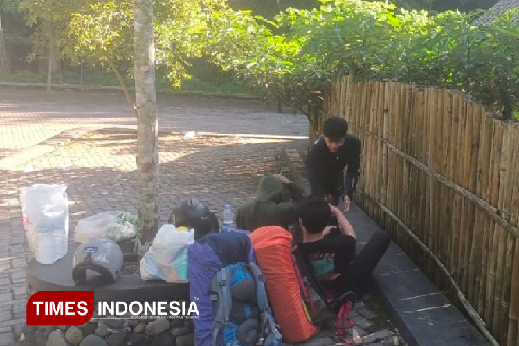 Dua orang pendaki yang hendak mendaki Raung diminta Putar balik lantaran masih terjadi erupsi (FOTO: Moh Bahri/TIMES Indonesia)